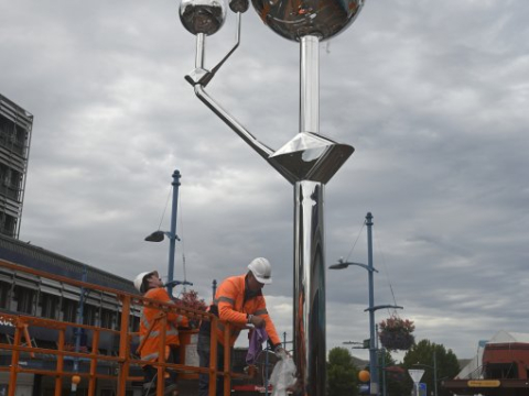 Sculpture being installed in Blenheim town square