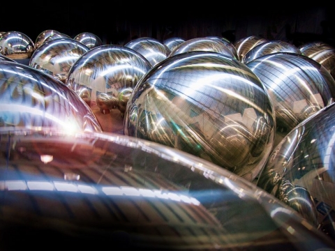 Light reflections on mirror polished spheres